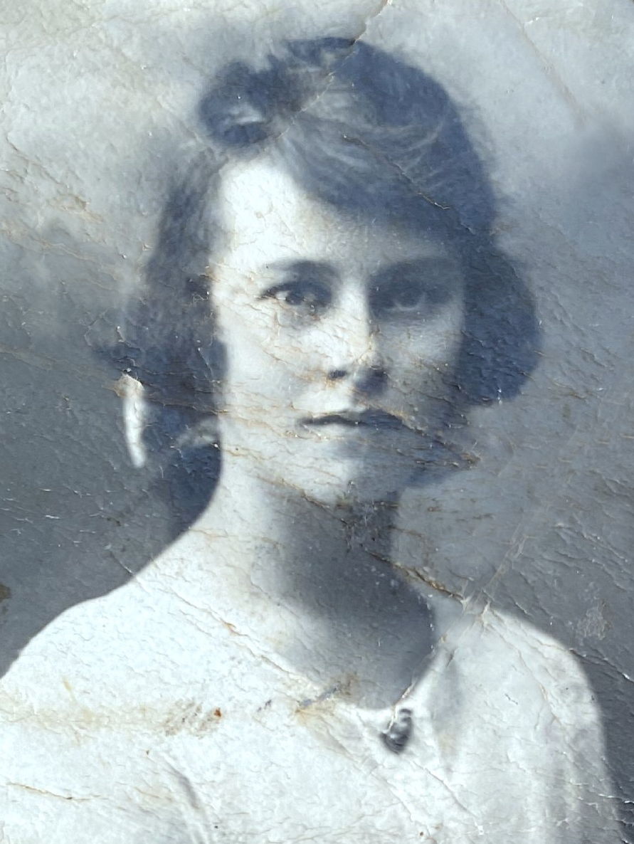 Photo of photos/Clarice Lillian Jane McLennan 1912-1951 portrait young_crop